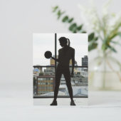 Silhouet van het hefgewicht van vrouwen bij gym briefkaart (Staand voorkant)