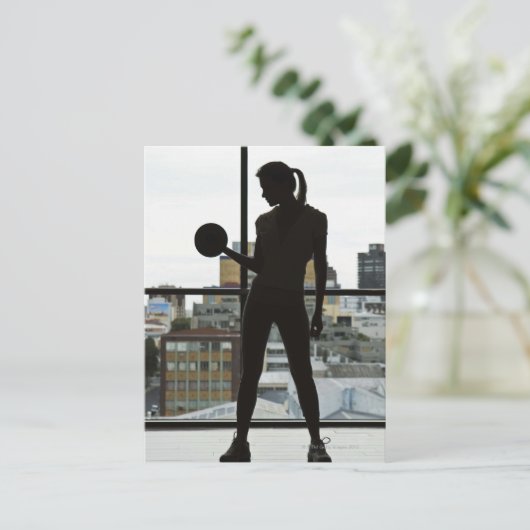 Silhouet van het hefgewicht van vrouwen bij gym briefkaart (Staand voorkant)