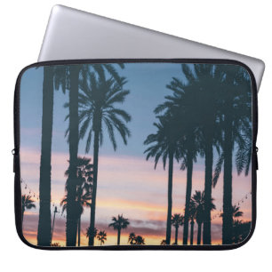 Silhouet van huizen naast palmbomen en paden laptop sleeve