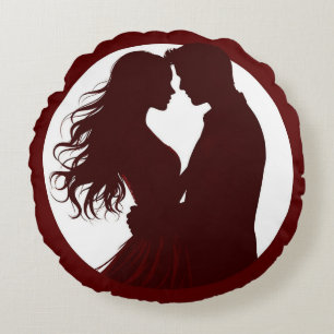 Silhouet van koppel dat elkaar omhelst rond kussen