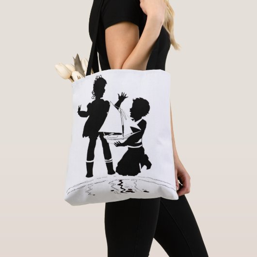 silhouet van meisje en jongen en modelboot tote bag (Dichtbij)