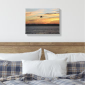 Silhouet van pelikaan vliegen over de rivier canvas afdruk (Insitu (Slaapkamer))