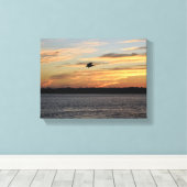 Silhouet van pelikaan vliegen over de rivier canvas afdruk (Insitu (Houten vloer))