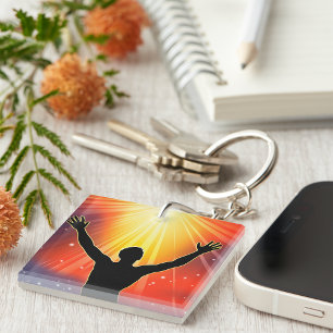 Silhouet van spirituele man die armen heft sleutelhanger