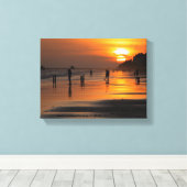 Silhouet van strandmensen Canvasprint Canvas Afdruk (Insitu (Houten vloer))