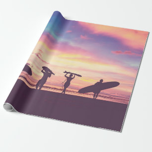 Silhouet van surfer-mensen die hun surfboa dragen cadeaupapier