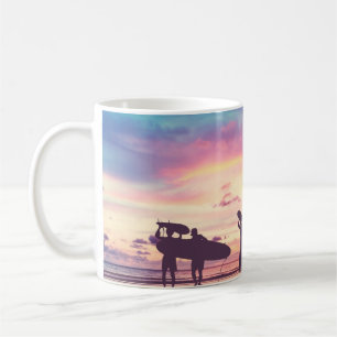 Silhouet van surfer-mensen die hun surfboa dragen koffiemok
