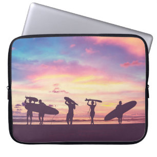 Silhouet van surfer-mensen die hun surfboa dragen laptop sleeve