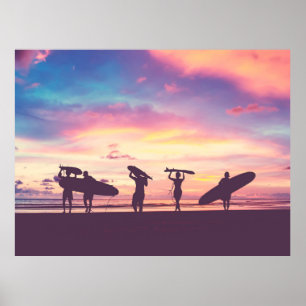 Silhouet van surfer-mensen die hun surfboa dragen poster