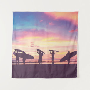 Silhouet van surfer-mensen die hun surfboa dragen wandkleed