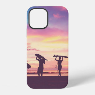 Silhouet van surfers die hun surfplank dragen iPhone 12 hoesje