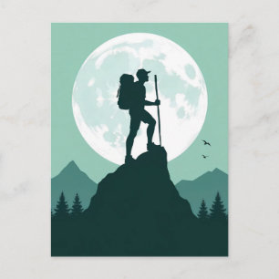 Silhouet van wandelaar op top met maan en bergen briefkaart