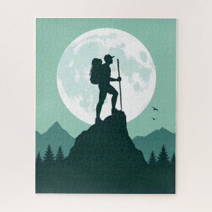 Silhouet van wandelaar op top met maan en bergen legpuzzel