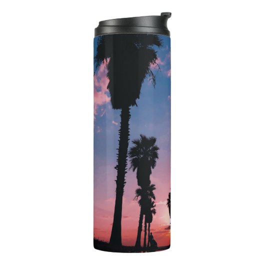 Silhouette boom onder troebele hemel thermosbeker (Gedraaid links)