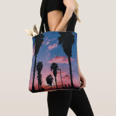 Silhouette boom onder troebele hemel tote bag (Dichtbij)