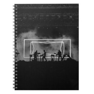 SILHOUETTE FOTO VAN ROCK BAND OP DE PRESTATIE VAN  NOTITIEBOEK