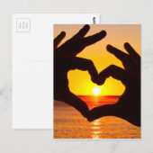 Silhouette hand in hartvorm en zonsopgang over de briefkaart (Voorkant / Achterkant)