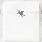 Silhouette hond met bal ronde sticker (Tas)