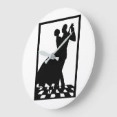 silhouette koppels dansen in het donker grote klok (Hoek)