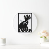 silhouette koppels dansen in het donker grote klok (Huis)