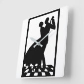 silhouette koppels dansen in het donker vierkante klok (Hoek)