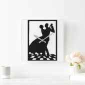silhouette koppels dansen in het donker vierkante klok (Huis)