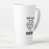 Silhouette meisjes spelen Voetbal Latte Mok (Rechterhoek)