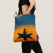 Silhouette of a Boatman at Sunset – Asian Minimali Tote Bag (Dichtbij)