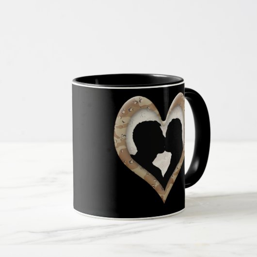 Silhouette of Couple Kissing (Camouflage Heart) Mok (Voorkant rechts)