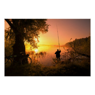 Silhouette of Fisherman op Sunset Lake Perfect Poster