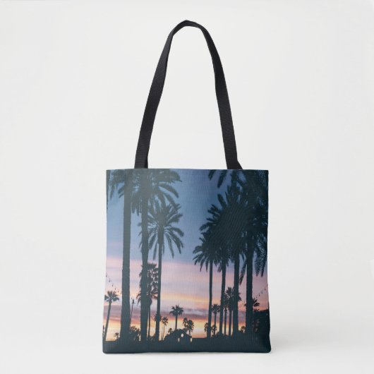 Silhouette of houses beside palm trees and pathway tote bag (Voorkant)