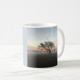 Silhouette Tree in Misty Field Koffiemok