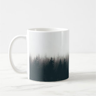 SILHOUETTE VAN BOMEN DIE ONDER DE FOGS VALLEN KOFFIEMOK