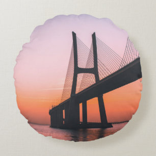 SILHOUETTE VAN BRIDGE ONDER DUIDELIJKE SKY ROND KUSSEN