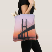 SILHOUETTE VAN BRIDGE ONDER DUIDELIJKE SKY TOTE BAG (Dichtbij)