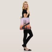 SILHOUETTE VAN BRIDGE ONDER DUIDELIJKE SKY TOTE BAG (Op model)