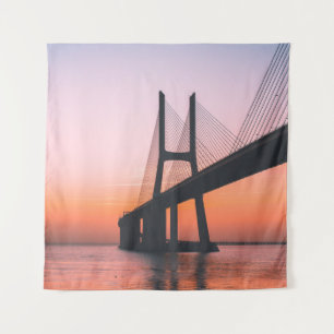 SILHOUETTE VAN BRIDGE ONDER DUIDELIJKE SKY WANDKLEED
