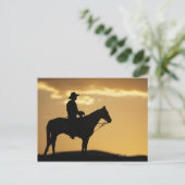 Silhouette van cowboy op horseback bij zonsonderga briefkaart (Staand voorkant)