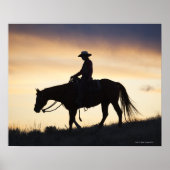 Silhouette van een Cowgirl op haar paard tegen het Poster (Voorkant)