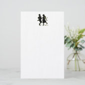 Silhouette van een koppel dansend een draai briefpapier (Staand voorkant)