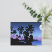 Silhouette van een paar dat op het strand omarmt briefkaart (Staand voorkant)