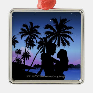 Silhouette van een paar dat op het strand omarmt metalen ornament