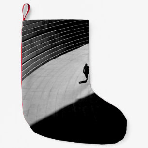 SILHOUETTE VAN EEN PERSOON DIE OP GRAY CONCRETE FL KLEINE KERSTSOK