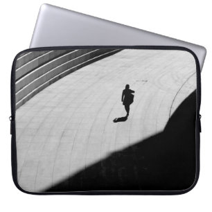 SILHOUETTE VAN EEN PERSOON DIE OP GRAY CONCRETE FL LAPTOP SLEEVE