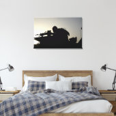 Silhouette van een Squad Automatic Weapon gunner Canvas Afdruk (Insitu (Slaapkamer))