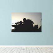 Silhouette van een Squad Automatic Weapon gunner Canvas Afdruk (Insitu (Houten vloer))