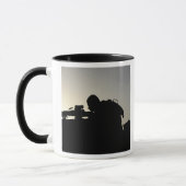 Silhouette van een Squad Automatic Weapon gunner Mok (Links)