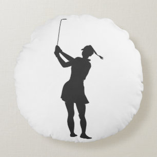 Silhouette van een vrouw die golf speelt rond kussen