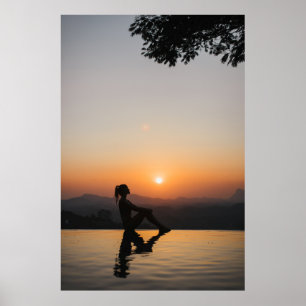 Silhouette van een vrouw die op de rand van de eeu poster