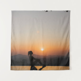 Silhouette van een vrouw die op de rand van de eeu wandkleed